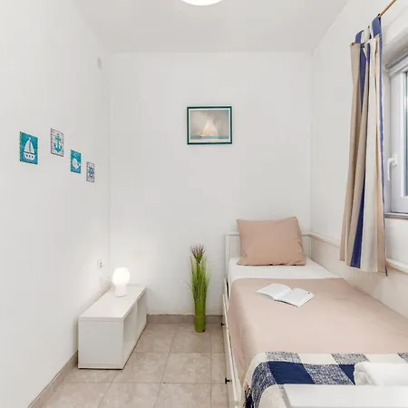 House, 100m From The Sea بيروغ
