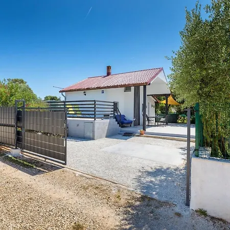 House, 100m From The Sea بيت للعطل بيروغ