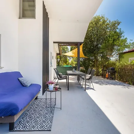 House, 100m From The Sea بيت للعطل *